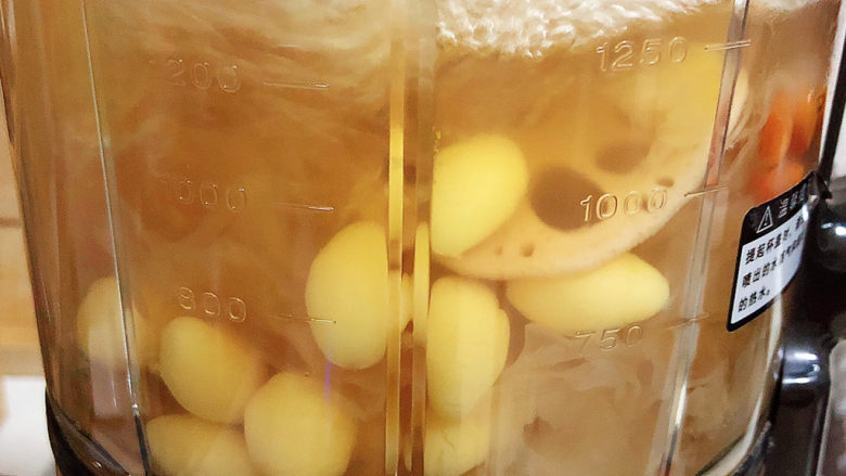 冬日暖心菜 白果莲藕银耳汤(健脾养颜),将银耳和食材煮40分钟。