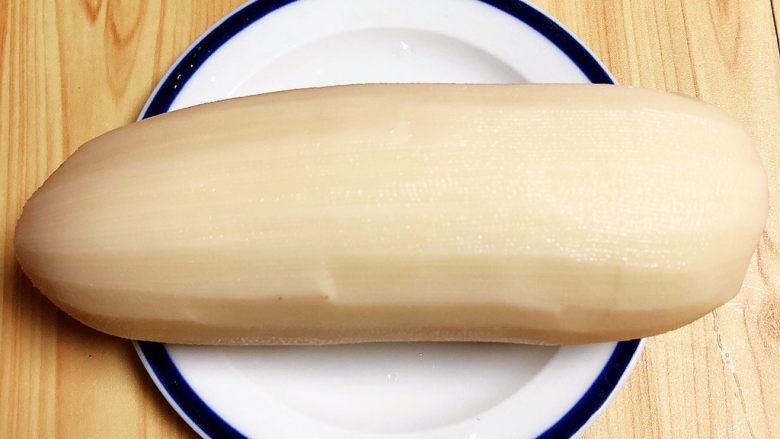 冬日暖心菜 白果莲藕银耳汤(健脾养颜),<a style='color:red;display:inline-block;' href='/shicai/ 30'>莲藕</a>削去外皮,洗净待用。