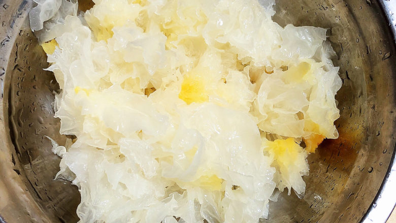 冬日暖心菜 白果莲藕银耳汤(健脾养颜),将银耳撕成小块儿待用。
