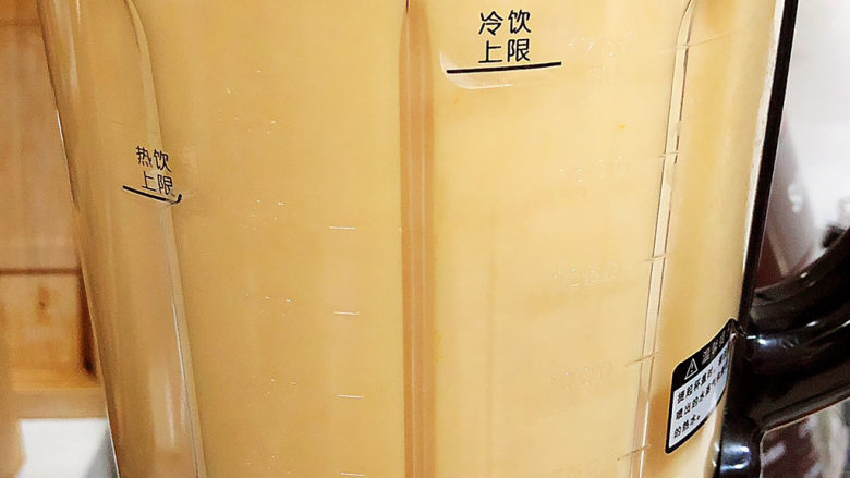 冬日暖心菜 白果莲藕银耳汤(健脾养颜),煮好银耳后,选择破壁健,将食材打碎,打成羹汤。