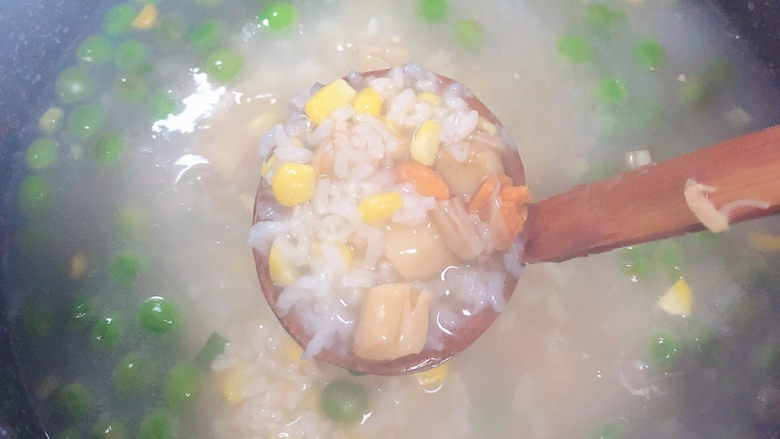 冬日暖心菜 扇贝田园砂锅粥,再加入腌制好的扇贝肉,搅拌均匀。