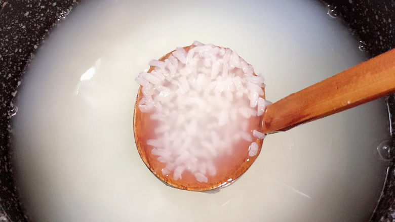 冬日暖心菜 扇贝田园砂锅粥,开锅后转小火慢慢熬,盖上盖子。同时可以去准备配料。