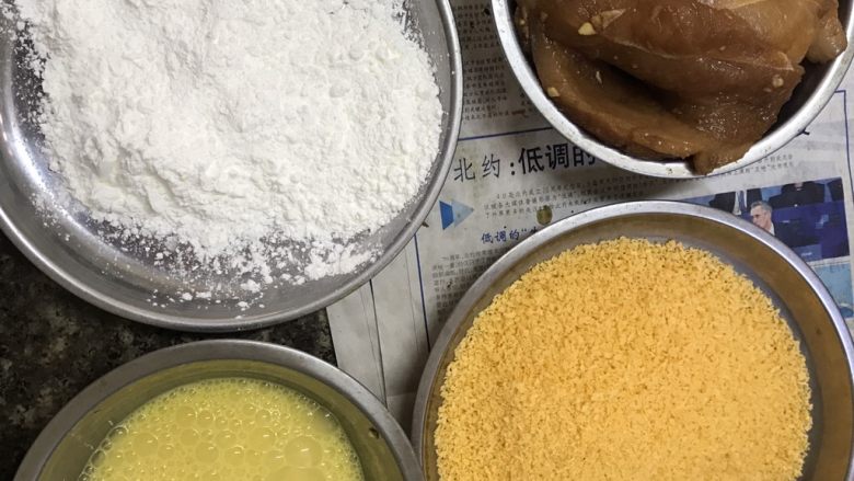 脆皮鸡排,玉米淀粉抹一下,鸡蛋液,在抹面包糠