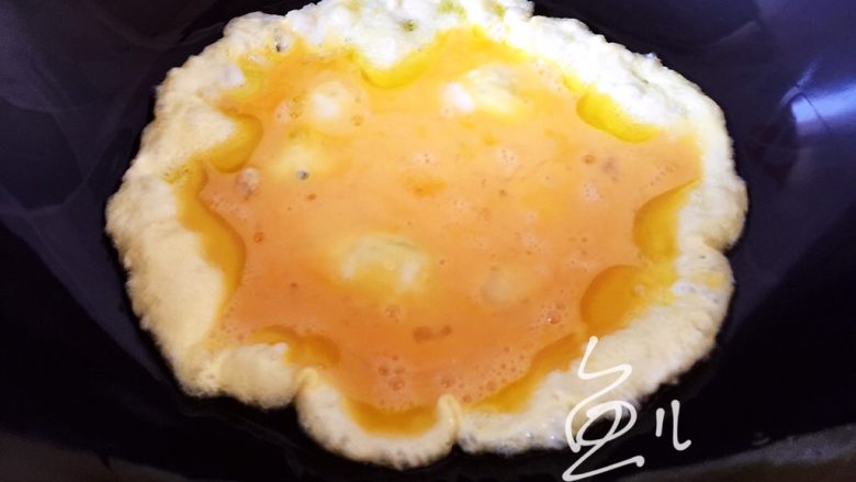 平菇炒鸡蛋,油锅烧热,倒入鸡蛋液
