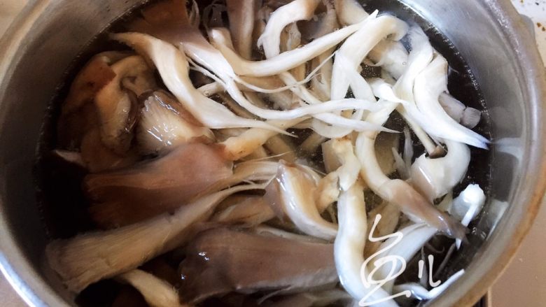 平菇炒鸡蛋,锅中烧开水,放入平菇焯水1分钟