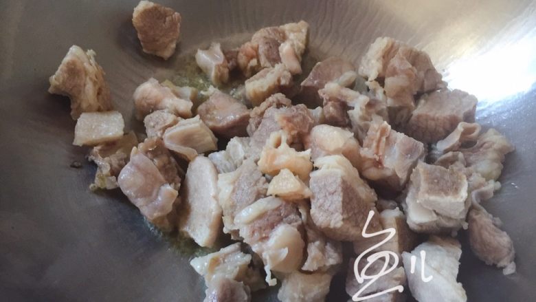 番茄土豆牛腩,油锅烧热,放入牛腩翻炒片刻