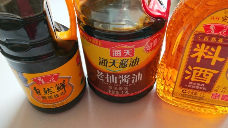 冬日暖心菜+砂锅炖牛肉,美极鲜酱，<a style='color:red;display:inline-block;' href='/shicai/ 762'>老抽</a>，料酒准备好。