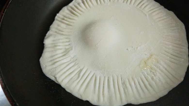 冬日暖心菜+冬日暖心太阳糯米饼,平底锅烧热放入适量油,在把饼放入锅中。
