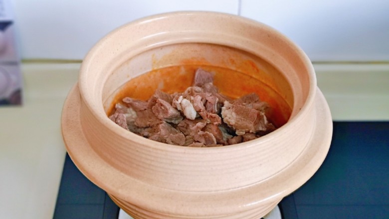 冬日暖心菜 罗宋浓汤,再加入焯水的牛肉块,翻炒均匀,再加入纯净水,适当多一点水,一定要一次加足水。中途不要加水,那样影响牛肉的口感。