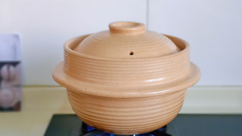 冬日暖心菜 罗宋浓汤,盖上盖子,中火烧开,再转小火慢炖30分钟,用这个土锅做牛肉真是太赞了,特别省时间,30分钟口感鲜嫩且不柴。