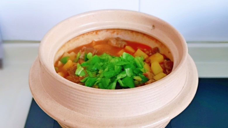 冬日暖心菜 罗宋浓汤,10分钟后土豆熟了,加入切好的<a style='color:red;display:inline-block;' href='/shicai/ 61'>青椒</a>块,关火。