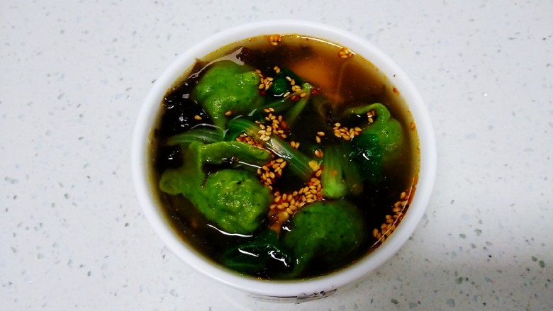 酸汤饺子,盛入碗中,加入<a style='color:red;display:inline-block;' href='/shicai/ 88142'>秘制辣椒油</a>