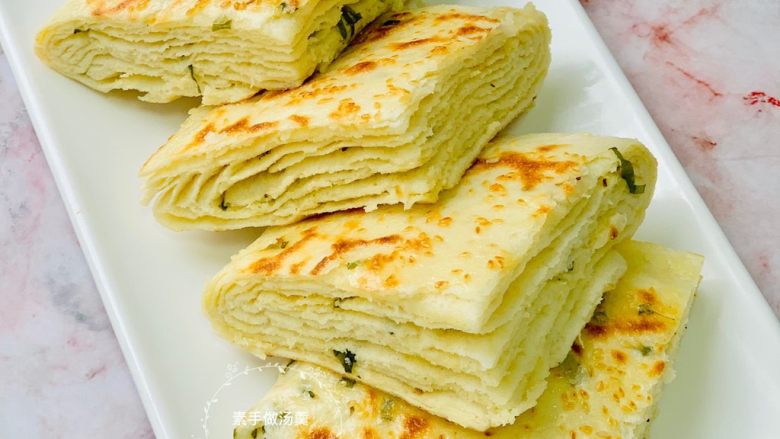香葱千层饼,饼皮酥脆,内部柔软,层层分明。