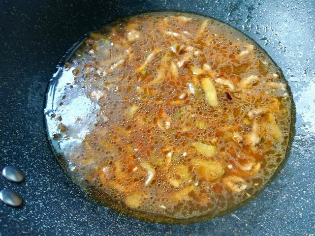 榨菜肉丝汤面,淋入适量水,加入少许盐,白胡椒粉,烧开,煮1-2分钟,关火,盛出待用。