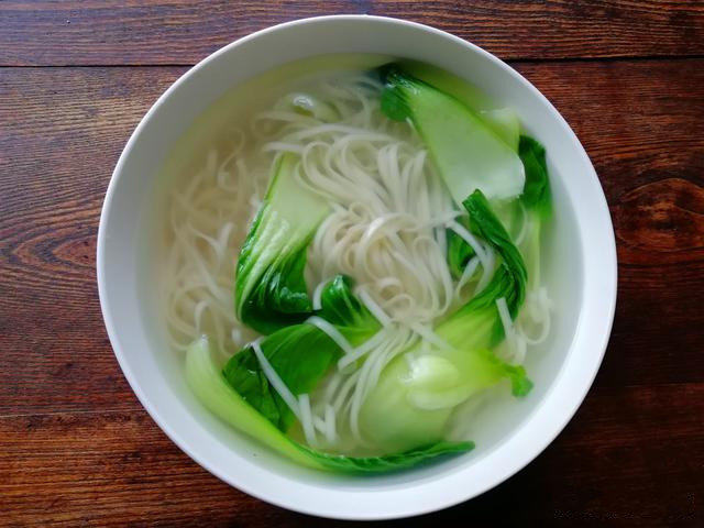 榨菜肉丝汤面,锅加水烧开,下入挂面,将挂面煮熟,下入油菜烫熟,一起捞出。