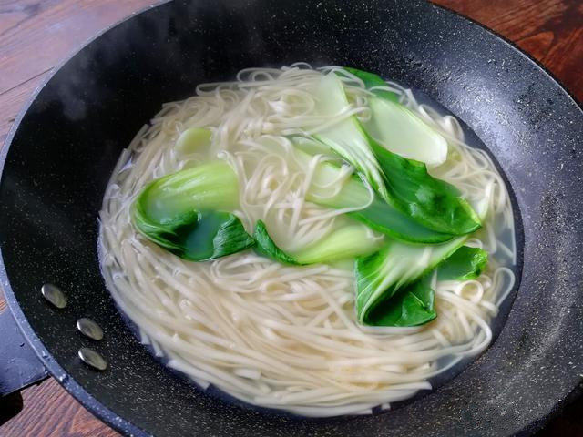 榨菜肉丝汤面,放在凉开水中投凉,捞出沥净水,将面条和油菜放在大碗中。