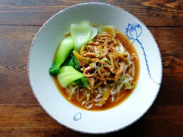 榨菜肉丝汤面,加入榨菜肉丝和汤汁,撒点葱花,吃时拌一下即可。