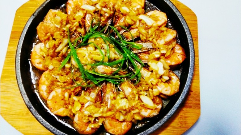 冬日暖心菜-铁板蒜泥虾,撒上葱丝,浇上热油出锅