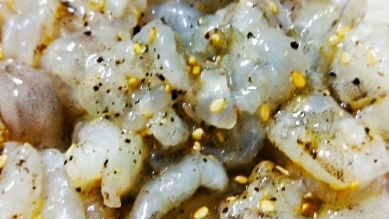 冬日暖心菜-蘑菇虾滑,将其搅拌均匀,腌制20分钟