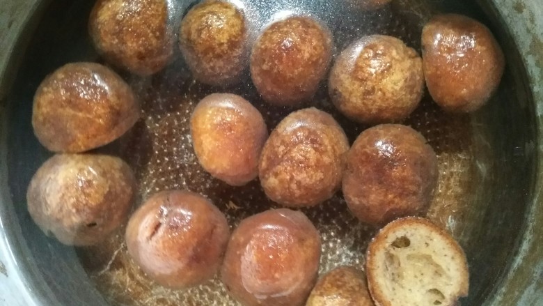 冬日暖心菜+萝卜肉丸汤,盆里放点水,把肉丸子浸泡一会,让它去掉多余的油脂
