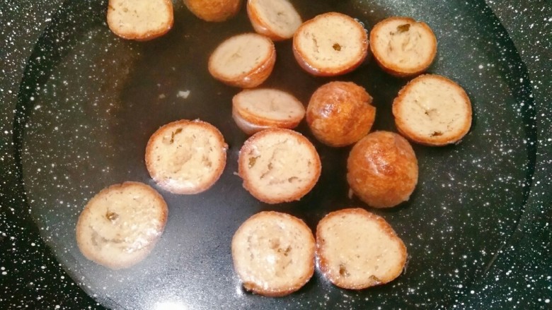 冬日暖心菜+萝卜肉丸汤,锅里放入适量水,把肉丸子放入