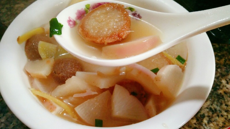冬日暖心菜+萝卜肉丸汤,最后加入调味料搅拌均匀即可出锅,再撒点葱花增加香味