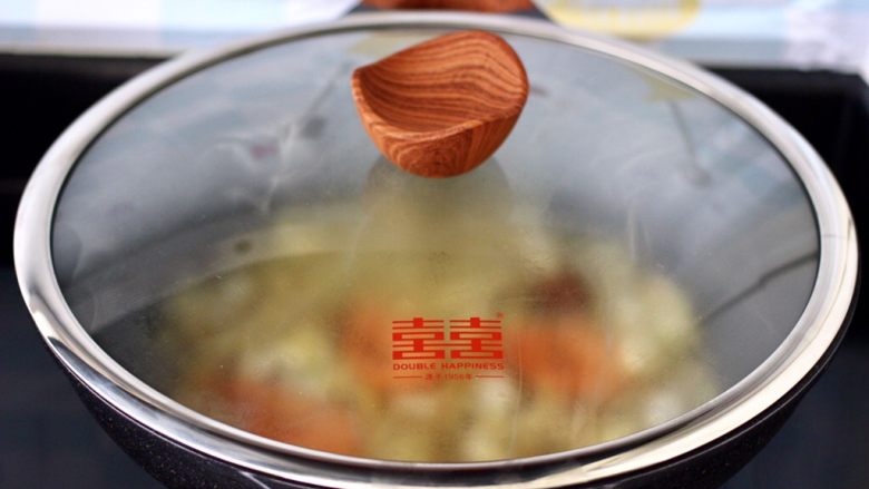 大白菜海虾打卤面,盖上双喜麦饭石不粘锅的锅盖,大火烧开后转中火继续煮至。