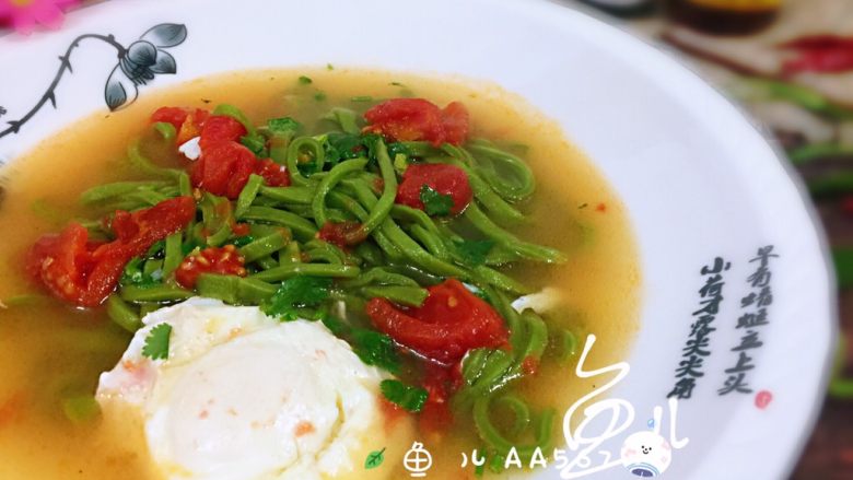 菠菜鸡蛋面,装碗,撒香菜段