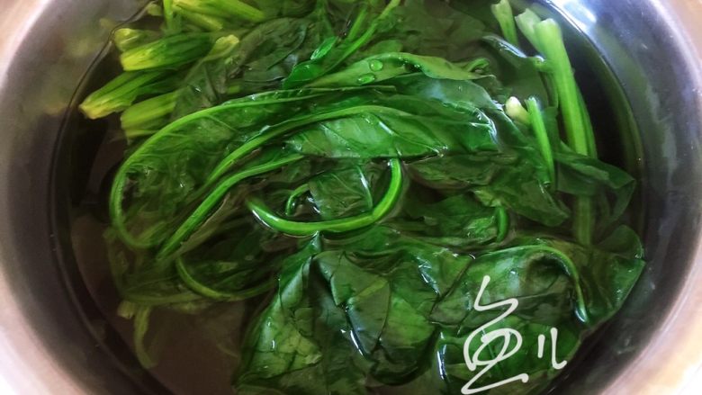 菠菜鸡蛋面,捞出菠菜过凉水,然后沥干水分