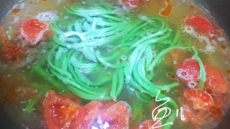 菠菜鸡蛋面,下入面条,轻轻搅动,以免粘锅底