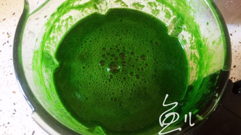 菠菜鸡蛋面,添加适量清水,用破壁机(或者料理机)打成汁