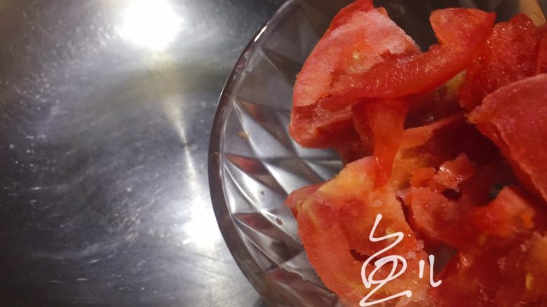 菠菜鸡蛋面,油锅烧热,放入番茄块翻炒片刻