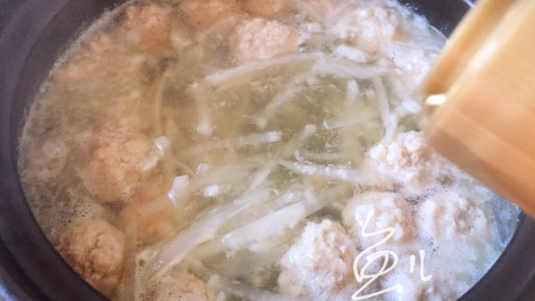 萝卜肉丸汤,肉丸煮熟,熄火,倒入芝麻油