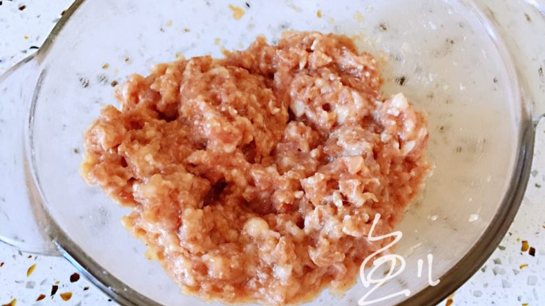 萝卜肉丸汤,肉馅顺一个方向搅拌上劲,备用
