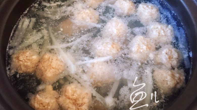 萝卜肉丸汤,汤锅煮沸后,放入肉丸,中火煮
