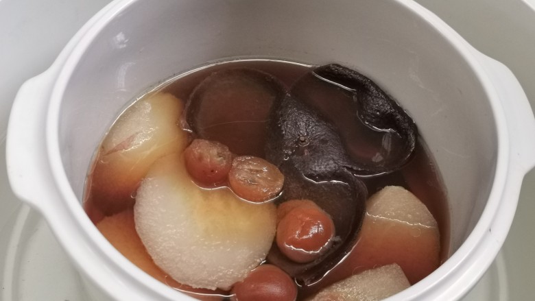 陈皮金桔雪梨瘦肉汤(化痰止咳理气),炖煮时间完成,不需要加盐,味道正好。