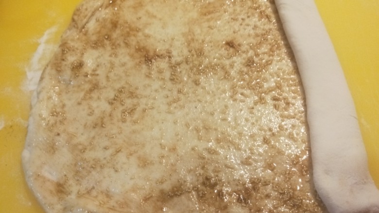 葱香鸡蛋包饼,从一头卷起,油不要太多,不然会流的到处是油。