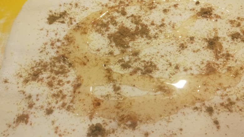 葱香鸡蛋包饼,倒入熟花生油,就是炸过一次食材的油。