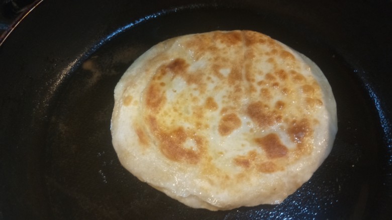 葱香鸡蛋包饼,煎制过程不重要,重要的是鸡蛋要煎熟。