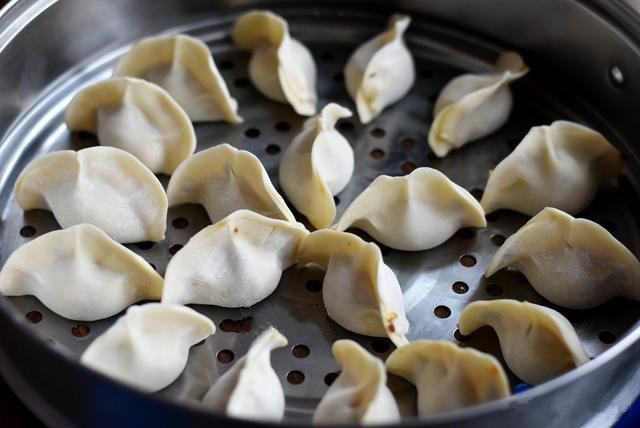玉米猪肉馅饺子,把饺子放入蒸屉中(蒸锅底层刷一层油防粘锅),蒸20分钟就可以了;也可以煮饺子;