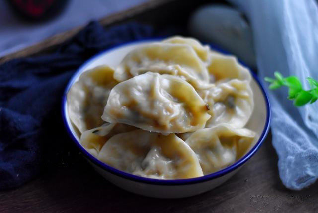 玉米猪肉馅饺子,煮熟了加点蘸料味道也是不错的哦~