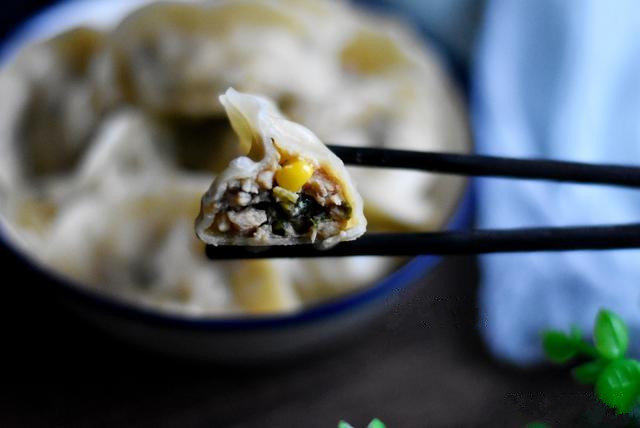 玉米猪肉馅饺子,皮薄馅足!