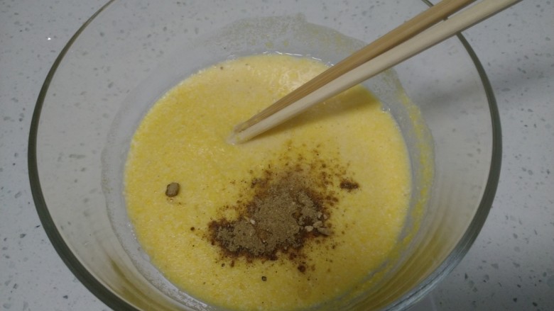 玉米面、青菜、咸蛋黄、鸡蛋饼,加入开水搅拌均匀,加入<a style='color:red;display:inline-block;' href='/shicai/ 829'>十三香</a>、盐