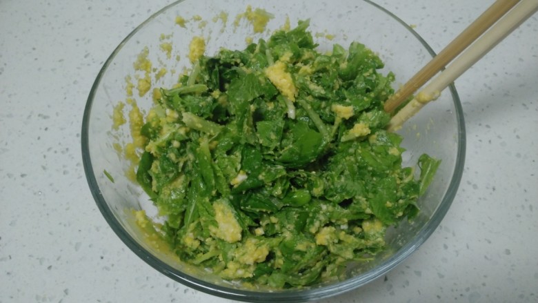 玉米面、青菜、咸蛋黄、鸡蛋饼,加入<a style='color:red;display:inline-block;' href='/shicai/ 9596'>咸蛋黄</a>搅拌均匀