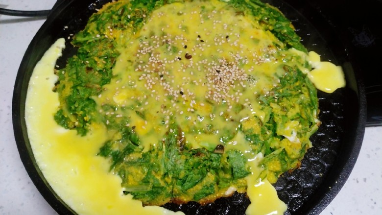 玉米面、青菜、咸蛋黄、鸡蛋饼,倒入鸡蛋,均匀撒上<a style='color:red;display:inline-block;' href='/shicai/ 666'>芝麻</a>
