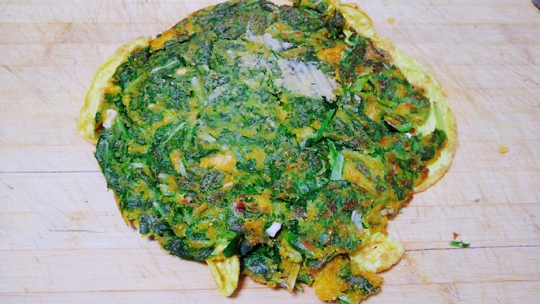玉米面、青菜、咸蛋黄、鸡蛋饼,煎至两面金黄,盛出