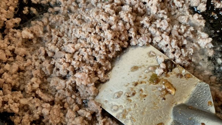 冬日暖心菜—牛肉炸酱面,炒 放点料酒 盐 黑胡椒 鸡粉 出锅