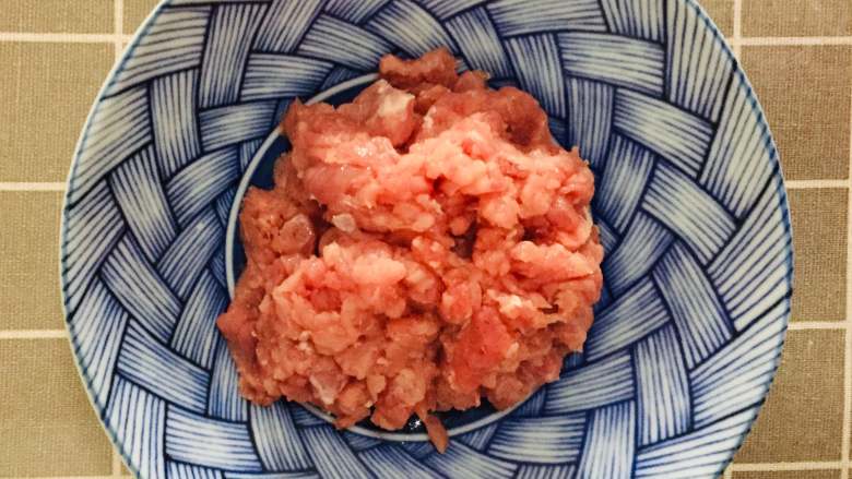 肉燥面,<a style='color:red;display:inline-block;' href='/shicai/ 34494'>猪瘦肉</a>剁成肉末,放入碗中备用