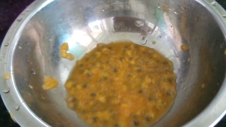 冬日暖心菜百香杲汁,挖出果肉