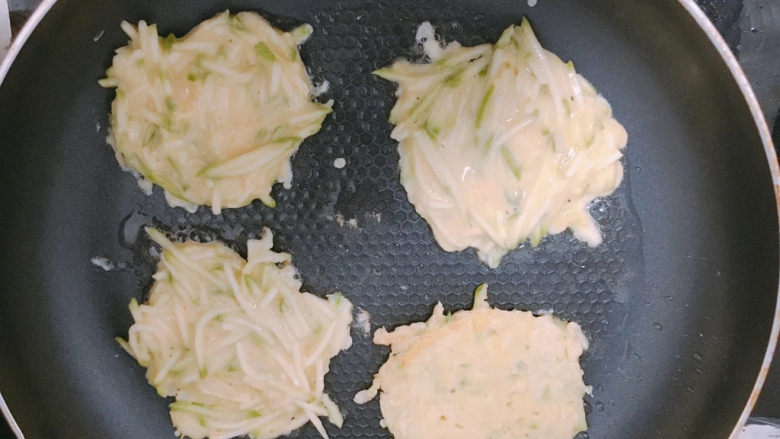 迷你糊塌子,用小勺子挖一勺，均匀的摊一个小饼~
